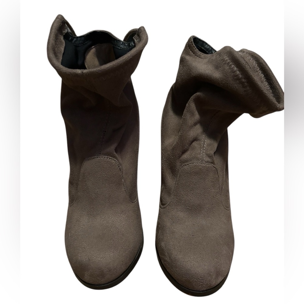 EUC-Vegan Shirhk brown suede boots